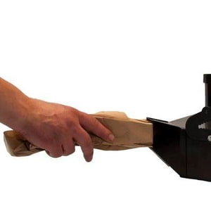 Papierpolster wird aus Crumpy Papierpolstermaschine gezogen